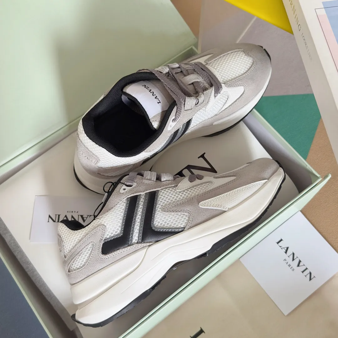 Top version: Couple model 290 Lanvin Lanvin's latest Jla series Couple model Mesh Thick sole Casual sports shoes Running shoes Original purchase, development and production This men's and women's sports shoes are light and comfortable, and the mesh design makes the uppers lighter. They are not afraid of stuffy feet, and the shoes look fashionable when paired with skirts and trousers. The upper is decorated with LANVIN's classic •J logo. The curved lines pay tribute to the circular element of the LANVIN logo, showing the brand's ingenuity. This shoe combines sports, fashion and craftsmanship. The delivery counter has exquisite packaging 🛍📦 ▪️ Fabric: Original customized mesh + cowhide ▪️ Lining: Original imported breathable mesh ▪️ Sole: Exclusive molded foam + TPU material ▪️ Bottom thickness: 4CM ▪️ Size: Women's 35-41 / Men's 39-45